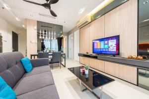 TV a/nebo společenská místnost v ubytování Arcoris Mont Kiara 12# Deluxe 2 Bedroom # Coner with Balcony #1-4Pax