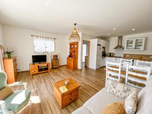 un soggiorno con divano e cucina di Léna - Maison, Terrasse vue mer, Clim - by TGB a Albitreccia