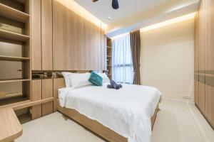 Postel nebo postele na pokoji v ubytování Arcoris Mont Kiara 12# Deluxe 2 Bedroom # Coner with Balcony #1-4Pax + 22 fotografií