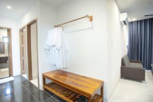 Zimmer mit einem Holztisch an der Wand in der Unterkunft Palm Beach Hotel Phú Yên 
