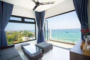 ein Wohnzimmer mit Meerblick in der Unterkunft Palm Beach Hotel Phú Yên 