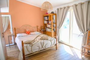 una camera da letto con un letto e una libreria di Léna - Maison, Terrasse vue mer, Clim - by TGB a Albitreccia