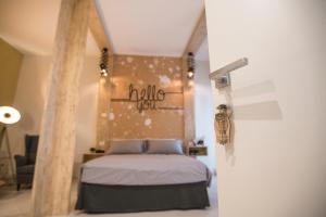 Een bed of bedden in een kamer bij Albergo Diffuso Dimora Rossi Suite B&B