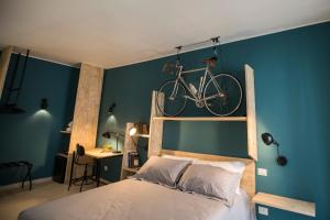 Een bed of bedden in een kamer bij Albergo Diffuso Dimora Rossi Suite B&B