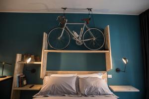 Een bed of bedden in een kamer bij Albergo Diffuso Dimora Rossi Suite B&B