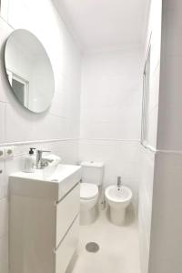 ein weißes Bad mit einem Waschbecken und einem WC in der Unterkunft Notel Club - Corazón Urbano in Santander
