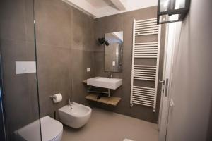 Een badkamer bij Albergo Diffuso Dimora Rossi Suite B&B
