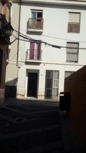 Edificio blanco con 2 balcones y 2 ventanas en Centro Histórico de Málaga, en Málaga