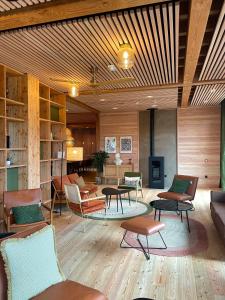 - un salon avec des chaises, des tables et un canapé dans l'établissement Hôtel le Bout du Parc, à Versailles