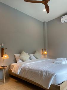 Postel nebo postele na pokoji v ubytování Vana Kiri Land: Private Pool Villa