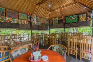 En restaurant eller et andet spisested på Radjes Bungalow Nusa Penida + 25 billeder