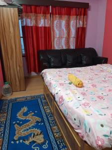 een slaapkamer met een bed met een draak erop bij Chewang Homestay in Darjeeling