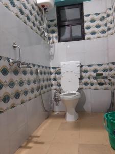 een badkamer met een toilet en een douche bij Chewang Homestay in Darjeeling