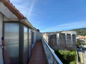 balkon z widokiem na budynek w obiekcie Marina w mieście Ribeira