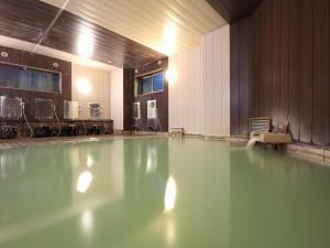 una piscina vuota in una stanza con di Hotel Ichibokaku a Yamanouchi