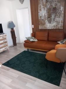 sala de estar con sofá y alfombra en Ferienwohnungen Halbturn, en Halbturn