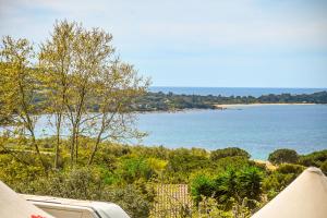Tenda con vista su un bacino d'acqua di Léna - Maison, Terrasse vue mer, Clim - by TGB a Albitreccia