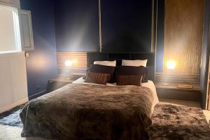 een slaapkamer met een groot bed met 2 lampen erop bij Super T3 centre historique près halles in Bayonne