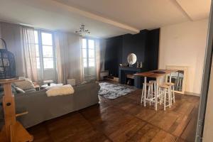 een woonkamer met een bank en een tafel bij Super T3 centre historique près halles in Bayonne