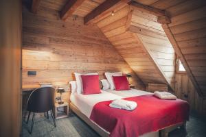 una camera con un letto in una cabina di legno di Alliey & Spa Piscine Appart-hôtel Serre chevalier a Le Monêtier-les-Bains