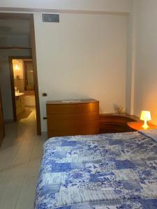 1 dormitorio con 1 cama, vestidor y tocador en Luxury Room Cosenza, en Cosenza