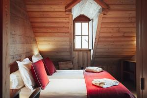 a bedroom with a bed in a log cabin at Alliey & Spa Piscine Appart-hôtel Serre chevalier in Le Monêtier-les-Bains