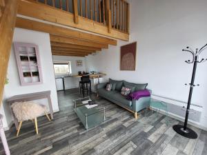 una sala de estar con un sofá y una mesa en Aparthotel Des 2 Caps, en Ambleteuse