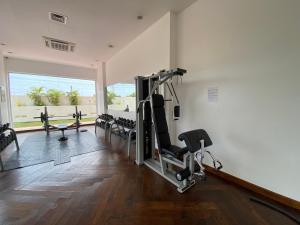een kamer met een fitnessruimte met loopbanden. bij Hovah Luxury Homes' 2BR Apartment in Accra