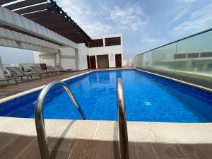 een zwembad in het midden van een gebouw bij Hovah Luxury Homes' 2BR Apartment in Accra