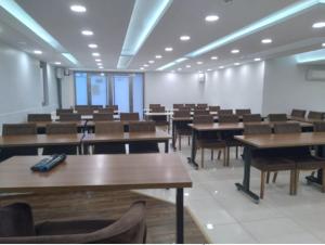 a classroom with tables and chairs in a room at Plaj resort dorra in Buyukcekmece