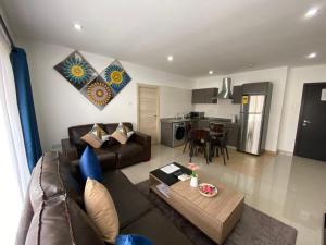 een woonkamer met een bank en een tafel bij Hovah Luxury Homes' 2BR Apartment in Accra