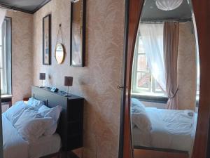 um quarto com 2 camas e um espelho em La Meridiana d'Alba em Alba