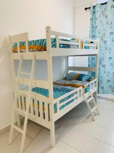 Poschodová posteľ alebo postele v izbe v ubytovaní 30pax Desaru Pengerang Home