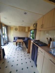 una cocina y sala de estar de una caravana en Camping du Lac MH Azur, en Égletons
