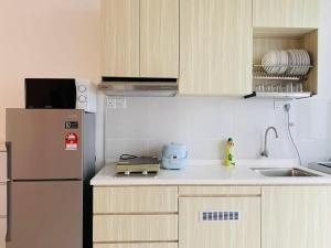 邊佳蘭的住宿－30pax Desaru Pengerang Home，厨房配有冰箱和水槽