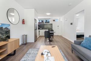 un soggiorno con divano e tavolo di 1-Bed in Vibrant St Kilda Perfect for a Staycation a Melbourne