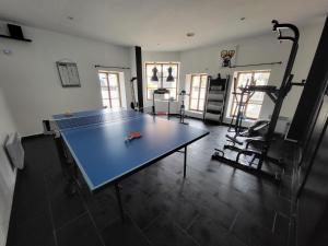 - une table de ping-pong au milieu d'une pièce dans l'établissement Aparthotel Des 2 Caps, à Ambleteuse