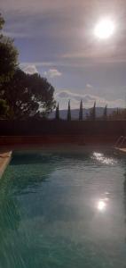 ヴェゾン・ラ・ロメーヌにあるLes Verveines de Vaisonの太陽を背景にした水のプール