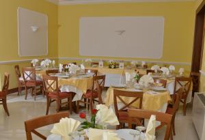 A restaurant or other place to eat at Hotel Reale