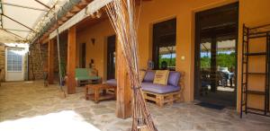 Rõdu või terrass majutusasutuses Gîte de Cayssie