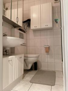 mała łazienka z umywalką i toaletą w obiekcie ZV-Scholtz Burghausen, Haydnstr.11 AP-3 w mieście Burghausen