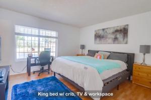 Кровать или кровати в номере Entire 4-Bedroom with Garage, Gated Yard, King Bed, Ranch-Style. Must see!