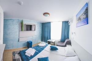 TV a/nebo společenská místnost v ubytování Hotel Carmen Azzuro