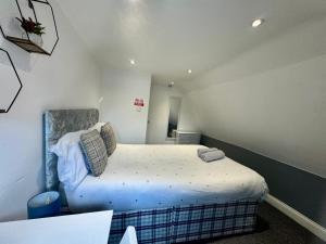 a small bedroom with a bed in the corner at Lovely City Centre Room in Bristol