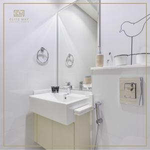 bagno bianco con lavandino e doccia di Impressive 3BR Villa-Akoya a Dubai