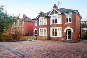 uma casa de tijolos vermelhos com uma entrada de tijolos em Beechwood House by Tŷ SA - ICC & Celtic Manor em Newport