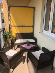 een patio met 2 stoelen en een tafel en 2 stoelen bij Apartament Klaudia in Stegna