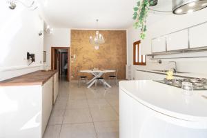 een keuken met een tafel en een eetkamer bij Il Viccio Apartment in Palo del Colle