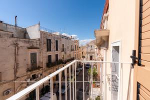 een balkon met uitzicht op een steegje bij Il Viccio Apartment in Palo del Colle