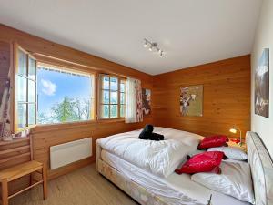 ein Schlafzimmer mit einem Bett mit einer schwarzen Katze drauf in der Unterkunft Chalet Jaliver - 4 Valleys - Swiss Alps in Nendaz